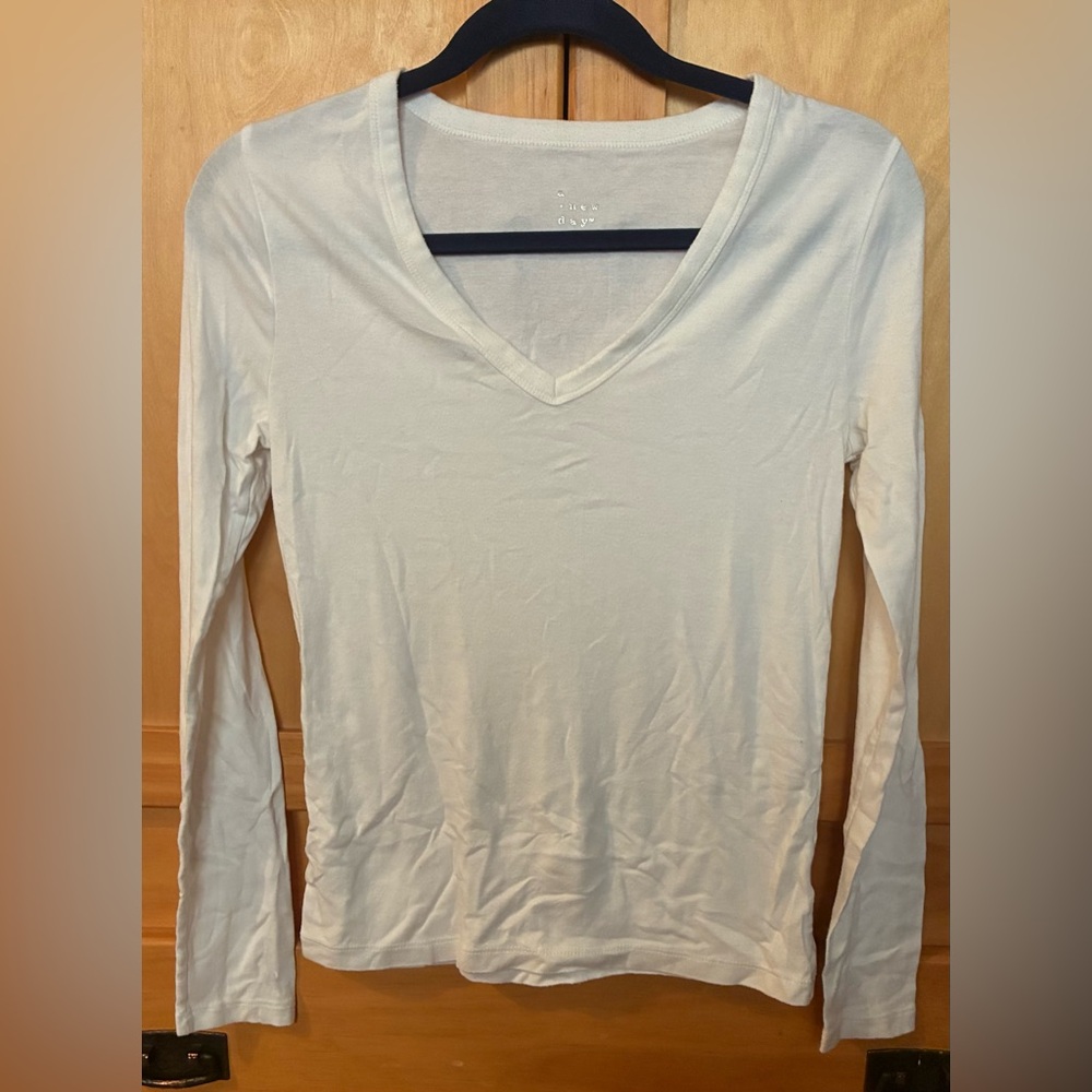 A New Day White Long Sleeve V-Neck Tee Small
